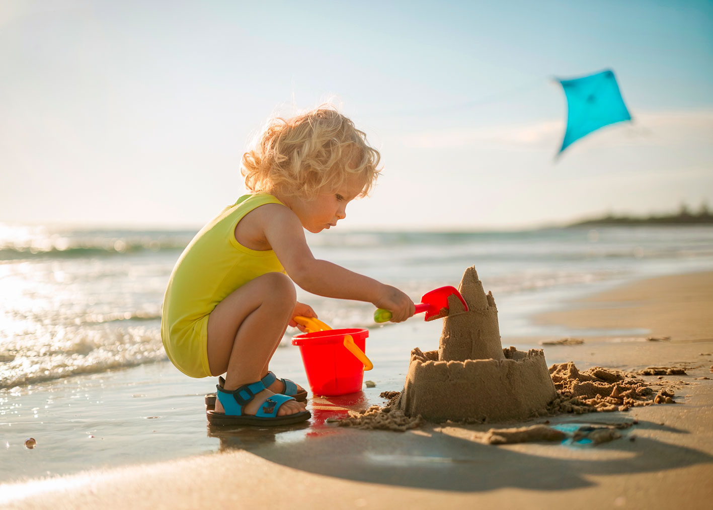 bambino-gioca-in-spiaggia bambino-gioca-in-spiaggia